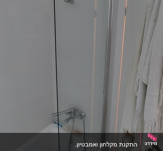 התקנת אמבטיון זכוכית שקופה על גבי אמבטיה